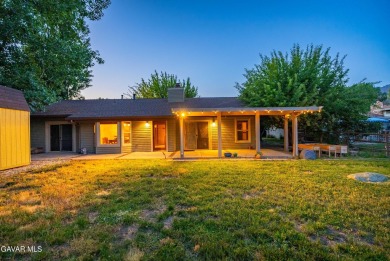 ***LIVE BEAUTIFULLY*** Welcome to this charming 3-bedroom on Oak Tree Country Club in California - for sale on GolfHomes.com, golf home, golf lot