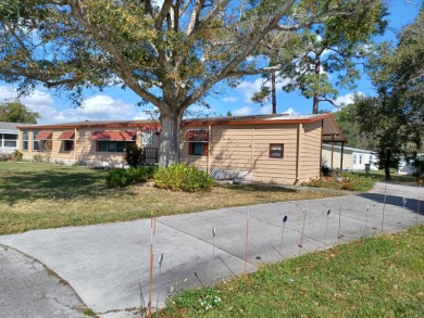 Well kept manufactured home in sunny East Orlando Florida on Fairways Country Club in Florida - for sale on GolfHomes.com, golf home, golf lot
