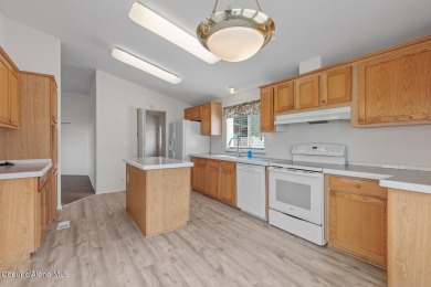 Beautifully maintained 3-bedroom, 2-bathroom home in downtown on Pinehurst Golf Course in Idaho - for sale on GolfHomes.com, golf home, golf lot