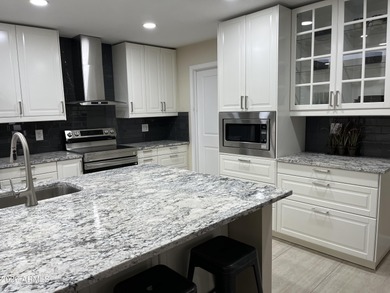 Gorgeous remodel! This home has an open floorplan with split on Cottonwood Country Club in Arizona - for sale on GolfHomes.com, golf home, golf lot