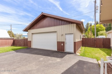 Beautifully maintained 3-bedroom, 2-bathroom home in downtown on Pinehurst Golf Course in Idaho - for sale on GolfHomes.com, golf home, golf lot