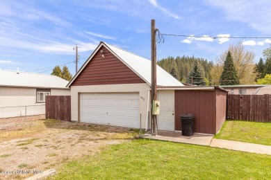 Beautifully maintained 3-bedroom, 2-bathroom home in downtown on Pinehurst Golf Course in Idaho - for sale on GolfHomes.com, golf home, golf lot