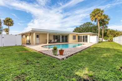 This house was fully updated just a few years ago. This 3 bed 3 on Bobby Jones Golf Club in Florida - for sale on GolfHomes.com, golf home, golf lot