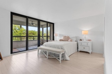 Beautifully renovated 3 bedroom, corner residence in The Glens on The Country Club At Boca Raton in Florida - for sale on GolfHomes.com, golf home, golf lot