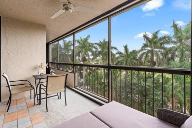 Beautifully renovated 3 bedroom, corner residence in The Glens on The Country Club At Boca Raton in Florida - for sale on GolfHomes.com, golf home, golf lot