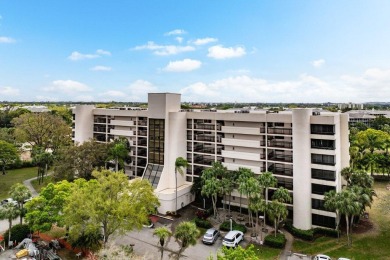 Beautifully renovated 3 bedroom, corner residence in The Glens on The Country Club At Boca Raton in Florida - for sale on GolfHomes.com, golf home, golf lot