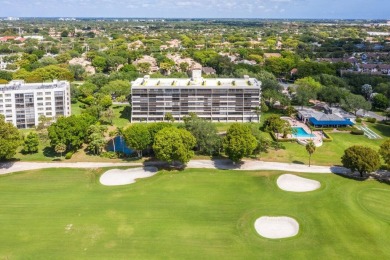 Beautifully renovated 3 bedroom, corner residence in The Glens on The Country Club At Boca Raton in Florida - for sale on GolfHomes.com, golf home, golf lot