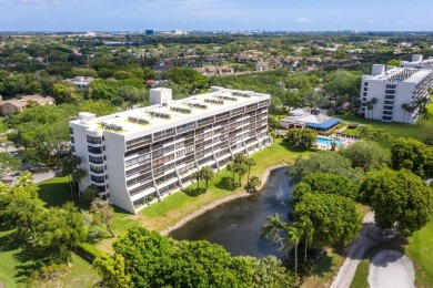 Beautifully renovated 3 bedroom, corner residence in The Glens on The Country Club At Boca Raton in Florida - for sale on GolfHomes.com, golf home, golf lot