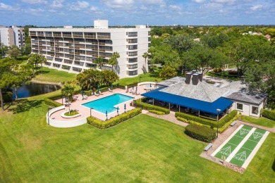 Beautifully renovated 3 bedroom, corner residence in The Glens on The Country Club At Boca Raton in Florida - for sale on GolfHomes.com, golf home, golf lot