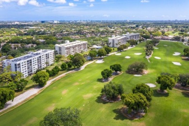 Beautifully renovated 3 bedroom, corner residence in The Glens on The Country Club At Boca Raton in Florida - for sale on GolfHomes.com, golf home, golf lot