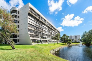 Beautifully renovated 3 bedroom, corner residence in The Glens on The Country Club At Boca Raton in Florida - for sale on GolfHomes.com, golf home, golf lot