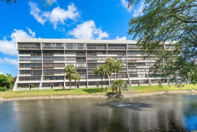 Beautifully renovated 3 bedroom, corner residence in The Glens on The Country Club At Boca Raton in Florida - for sale on GolfHomes.com, golf home, golf lot