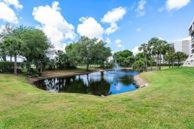 Beautifully renovated 3 bedroom, corner residence in The Glens on The Country Club At Boca Raton in Florida - for sale on GolfHomes.com, golf home, golf lot