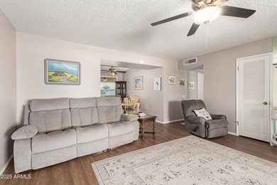 Perfect cozy end-unit home located in Sun City, just minutes on PalmBrook Country Club in Arizona - for sale on GolfHomes.com, golf home, golf lot