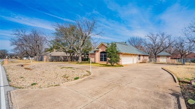 New Listing in Pecan Plantation! Spacious 3-2-2, brick, great on Pecan Plantation Country Club in Texas - for sale on GolfHomes.com, golf home, golf lot