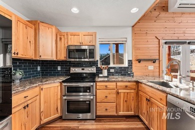 Custom-built timber cabin on over an acre with a 3-car garage on Terrace Lakes Golf Resort in Idaho - for sale on GolfHomes.com, golf home, golf lot