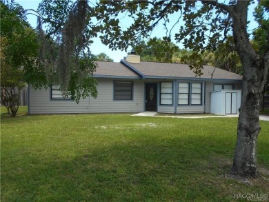 THIS IS FLORIDA LIVING!!  NICELY APPOINTED & MOVE IN READY 4/2 on Plantation Inn and Golf Resort  in Florida - for sale on GolfHomes.com, golf home, golf lot
