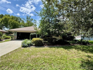 Welcome to Rolling Greens of Inverness, where charm meets on Inverness Golf and Country Club in Florida - for sale on GolfHomes.com, golf home, golf lot