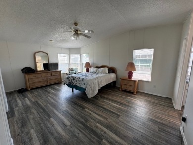 MOTIVATED SELLER** 2020 ROOF **GOLF CART INCLUDED**   Step into on Schalamar Creek Golf and Country Club in Florida - for sale on GolfHomes.com, golf home, golf lot