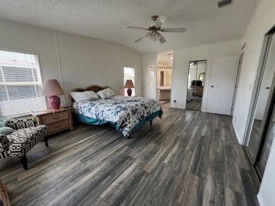 MOTIVATED SELLER** 2020 ROOF **GOLF CART INCLUDED**   Step into on Schalamar Creek Golf and Country Club in Florida - for sale on GolfHomes.com, golf home, golf lot