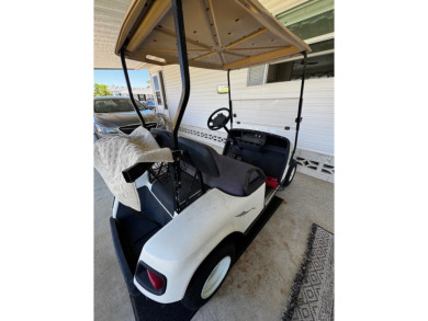MOTIVATED SELLER** 2020 ROOF **GOLF CART INCLUDED**   Step into on Schalamar Creek Golf and Country Club in Florida - for sale on GolfHomes.com, golf home, golf lot