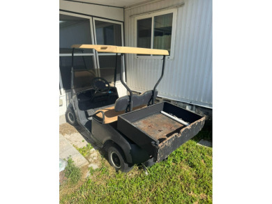 Nicely updated home with newer kitchen appliances, washer/dryer on Golden Lakes Golf Course in Florida - for sale on GolfHomes.com, golf home, golf lot