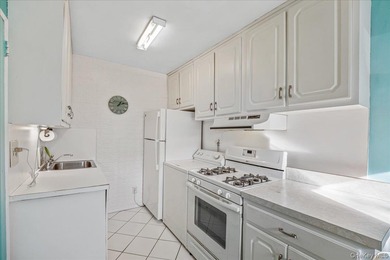 Prime location in Clearview Gardens! This 5-room lower unit, the on Clearview Park Golf Course in New York - for sale on GolfHomes.com, golf home, golf lot