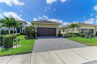 Exceptional value opportunity in Cresswind -- a rare price point on Lakewood National Golf Club in Florida - for sale on GolfHomes.com, golf home, golf lot