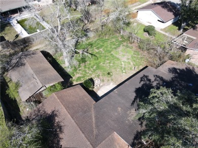 Great Investment! This home is located near the local municipal on Alice Municipal Golf Course in Texas - for sale on GolfHomes.com, golf home, golf lot
