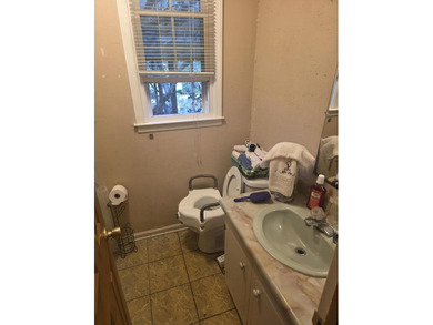 Great investment opportunity. Needs TLC but this home has tons on Midland Valley Country Club in South Carolina - for sale on GolfHomes.com, golf home, golf lot