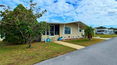 55+/1989/2 BD/2 BA/800 SQ FT/NEW FLOORING/LARGE SCREENED LANAI on Zephyrhills Municipal Golf Course in Florida - for sale on GolfHomes.com, golf home, golf lot