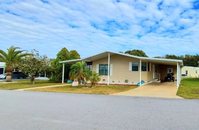 55+/1989/2 BD/2 BA/800 SQ FT/NEW FLOORING/LARGE SCREENED LANAI on Zephyrhills Municipal Golf Course in Florida - for sale on GolfHomes.com, golf home, golf lot