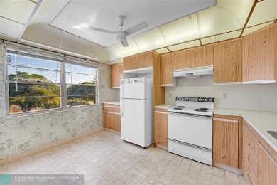 Deluxe Spacious Corner, Screened  Enclosed Balcony with Lake on Wynmoor Golf Course in Florida - for sale on GolfHomes.com, golf home, golf lot