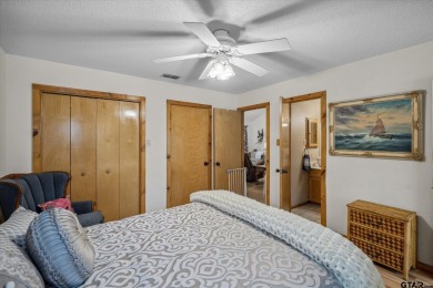 Beautifully maintained home in gated community. The cute covered on Holly Lake Ranch Golf Club in Texas - for sale on GolfHomes.com, golf home, golf lot