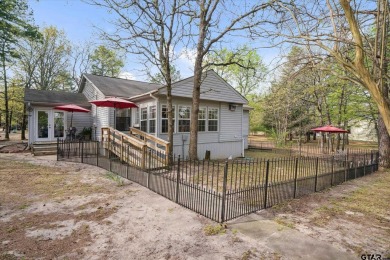 Beautifully maintained home in gated community. The cute covered on Holly Lake Ranch Golf Club in Texas - for sale on GolfHomes.com, golf home, golf lot