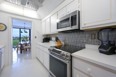 Beautiful top floor 3 bedroom, 2.5 bathroom apartment with Ocean on Palm Beach Par-3 Golf Course in Florida - for sale on GolfHomes.com, golf home, golf lot