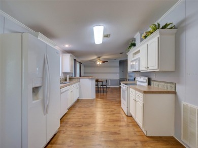 Come and see this turn key ready 3/2 by Palm Harbor home (Vegas on Zellwood Station Country Club in Florida - for sale on GolfHomes.com, golf home, golf lot