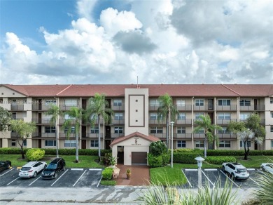 WOW! ** CENTER LAKE CORNER UNIT **( 1,533 sq ft,  shows larger on Flamingo Lakes Country Club in Florida - for sale on GolfHomes.com, golf home, golf lot