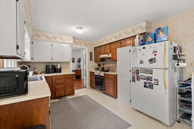 Welcome to this inviting 3-bedroom, 2-bathroom home in an on Golf Club At Wescott Plantation in South Carolina - for sale on GolfHomes.com, golf home, golf lot