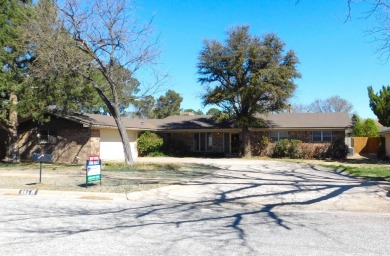 This 4 bedroom, 3 bath is move-in READY!! Pride of ownership is on Muleshoe Country Club in Texas - for sale on GolfHomes.com, golf home, golf lot