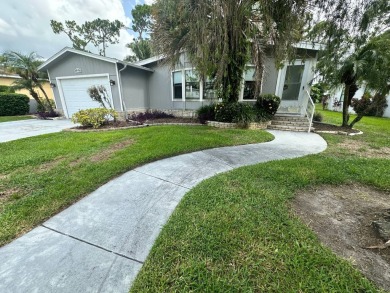 This well loved 2 bedroom, 2 bathroom Palm Harbor home is being on Del Tura Golf and Country Club in Florida - for sale on GolfHomes.com, golf home, golf lot