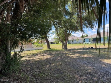 Build your dream home on this .23-acre vacant lot located in the on Kingsway Country Club in Florida - for sale on GolfHomes.com, golf home, golf lot