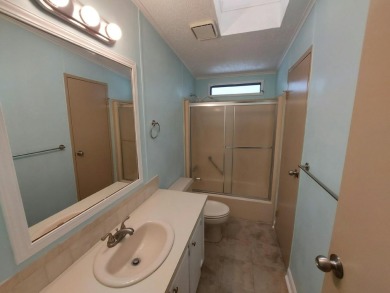 Air conditioned lanai & screened in porch are 2 ways to enjoy on Lakes at Leesburg Golf Course in Florida - for sale on GolfHomes.com, golf home, golf lot