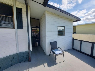 Air conditioned lanai & screened in porch are 2 ways to enjoy on Lakes at Leesburg Golf Course in Florida - for sale on GolfHomes.com, golf home, golf lot