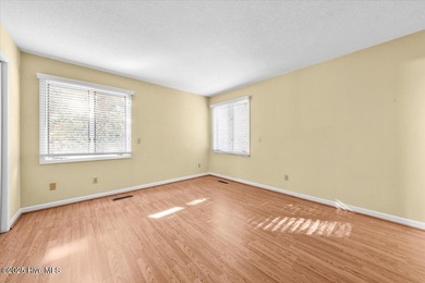 Easy one-story living in the heart of Pinehurst. This 3-bedroom on Pinehurst Resort and Country Club in North Carolina - for sale on GolfHomes.com, golf home, golf lot