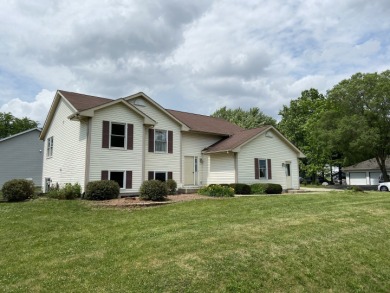 Welcome home to the gated community of Candlewick Lake! This on Savannah Oaks Golf Club of Candlewick Lake in Illinois - for sale on GolfHomes.com, golf home, golf lot