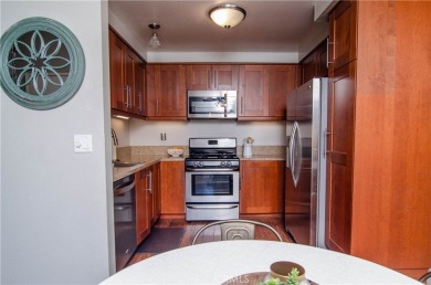 Location, Location. This Vista Valencia Townhome is conveniently on Vista Valencia Golf Course in California - for sale on GolfHomes.com, golf home, golf lot