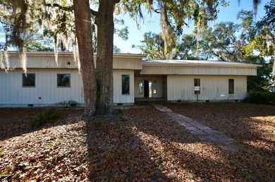 Investor Special! This ranch-style home is perfectly situated in on Francis Lake Golf Club in Georgia - for sale on GolfHomes.com, golf home, golf lot