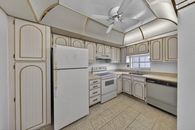 Investor / Handyman Special! Fantastic opportunity in Hollybrook on Hollybrook Golf and Tennis Club  in Florida - for sale on GolfHomes.com, golf home, golf lot
