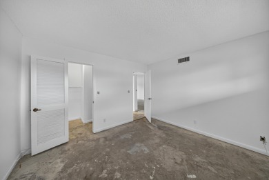 Investor / Handyman Special! Fantastic opportunity in Hollybrook on Hollybrook Golf and Tennis Club  in Florida - for sale on GolfHomes.com, golf home, golf lot